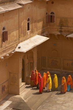 JAIPUR, RAJASTHAN, INDIA - 30 HAZİRAN 2008: Hindistan 'ın Rajasthan kentindeki Jaipur' a bakan Nahargarh Kalesi 'ndeki bir Rajput sarisinde parlak renkli sari giymiş bir grup Hintli kadın
