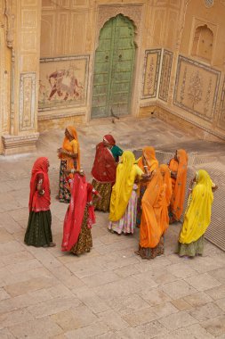 JAIPUR, RAJASTHAN, INDIA - 30 HAZİRAN 2008: Hindistan 'ın Rajasthan kentindeki Jaipur' a bakan Nahargarh Kalesi 'ndeki bir Rajput sarisinde parlak renkli sari giymiş bir grup Hintli kadın