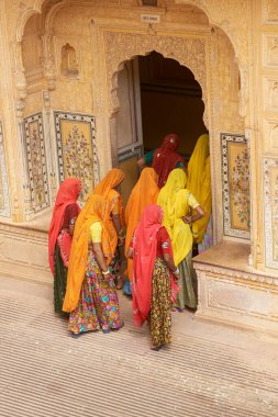JAIPUR, RAJASTHAN, INDIA - 30 HAZİRAN 2008: Hindistan 'ın Rajasthan kentindeki Jaipur' a bakan Nahargarh Kalesi 'ndeki bir Rajput sarisinde parlak renkli sari giymiş bir grup Hintli kadın