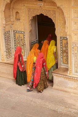 JAIPUR, RAJASTHAN, INDIA - 30 HAZİRAN 2008: Hindistan 'ın Rajasthan kentindeki Jaipur' a bakan Nahargarh Kalesi 'ndeki bir Rajput sarisinde parlak renkli sari giymiş bir grup Hintli kadın