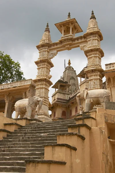 Jaipur Rajasthan インド2008年7月30日 インド ラジャスタン州ジャイプールのアマー村にあるジャガット シロミニ ヒンドゥ教寺院への入り口を彫刻 — ストック写真