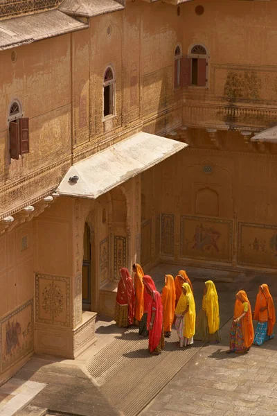 Jaipur Rajasthan India Juli 2008 Groep Indiase Vrouwen Felgekleurde Sari — Stockfoto