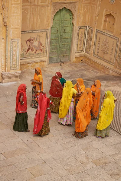 Jaipur Rajasthan India Juli 2008 Grupp Indiska Kvinnor Färgglada Saris — Stockfoto