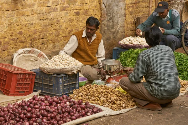 Delhi Índia Fevereiro 2009 Homem Vendendo Legumes Mercado Rua Old — Fotografia de Stock