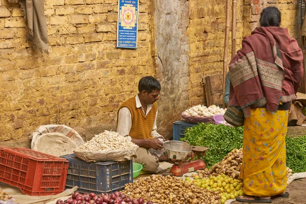 Delhi India Febrero 2009 Hombre Vendiendo Verduras Mercado Callejero Old —  Fotos de Stock