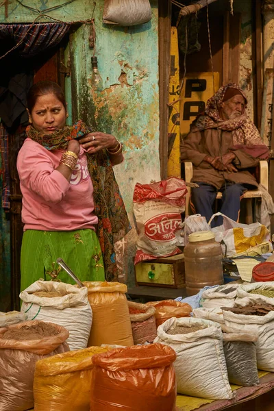 Delhi India Február 2009 Lady Eladási Fűszerek Egy Utcai Piacon — Stock Fotó