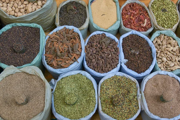 インドのオールドデリーの市場の屋台で販売するためのスパイスのカラフルな配置 — ストック写真