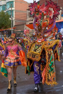 ORURO, BOLIVIA - 25 Şubat 2017: Süslü kostümlü Diablada dansçıları, Bolivya 'nın Altiplano şehrinde her yıl düzenlenen karnaval sırasında Oruro madencilik şehrinde geçit töreni yapıyorlar..
