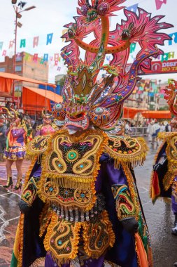 ORURO, BOLIVIA - 25 Şubat 2017: Süslü kostümlü Diablada dansçıları, Bolivya 'nın Altiplano şehrinde her yıl düzenlenen karnaval sırasında Oruro madencilik şehrinde geçit töreni yapıyorlar..