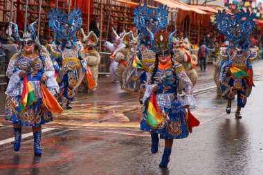 ORURO, BOLIVIA - 25 Şubat 2017: Süslü kostümlü Diablada dansçıları, Bolivya 'nın Altiplano şehrinde her yıl düzenlenen karnaval sırasında Oruro madencilik şehrinde geçit töreni yapıyorlar..