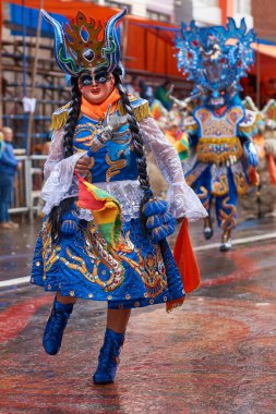 ORURO, BOLIVIA - 25 Şubat 2017: Süslü kostümlü Diablada dansçıları, Bolivya 'nın Altiplano şehrinde her yıl düzenlenen karnaval sırasında Oruro madencilik şehrinde geçit töreni yapıyorlar..