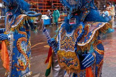 ORURO, BOLIVIA - 25 Şubat 2017: Süslü kostümlü Diablada dansçıları, Bolivya 'nın Altiplano şehrinde her yıl düzenlenen karnaval sırasında Oruro madencilik şehrinde geçit töreni yapıyorlar..