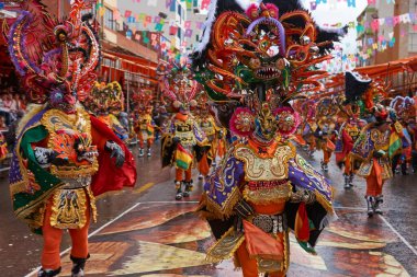 ORURO, BOLIVIA - 25 Şubat 2017: Süslü kostümlü Diablada dansçıları, Bolivya 'nın Altiplano şehrinde her yıl düzenlenen karnaval sırasında Oruro madencilik şehrinde geçit töreni yapıyorlar..