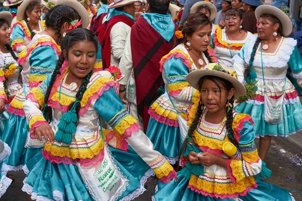 Oruro Bolivien Februar 2017 Tänzer Farbenfrohen Kostümen Marschieren Zum Beginn — Stockfoto