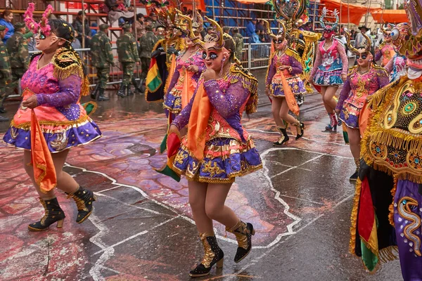 Oruro Bolívia Fevereiro 2017 Dançarinos Diablada Trajes Ornamentados Desfilam Pela — Fotografia de Stock