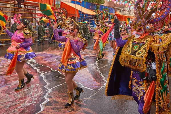 Oruro Bolivia Febrero 2017 Bailarinas Diabladas Trajes Ornamentados Desfilan Por —  Fotos de Stock