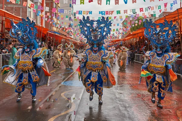 奥鲁罗 波莉维亚 2017年2月25日 每年的嘉年华期间 身着华丽服装的Diablada舞者在玻利维亚阿尔蒂普拉诺的矿业城市奥鲁罗游行 — 图库照片