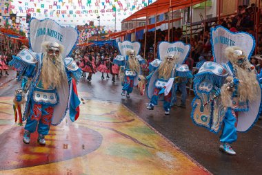 ORURO, BOLIVIA - 25 Şubat 2017: Süslü kostümlü Morenada dansçıları, Bolivya 'nın Altiplano şehrinde her yıl düzenlenen karnaval sırasında Oruro madencilik şehrinde geçit töreni yapıyorlar..