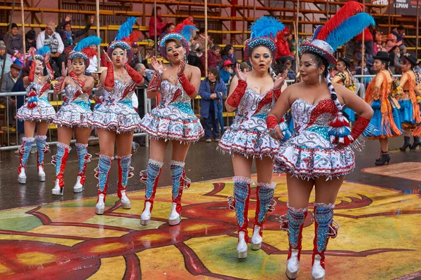 奥鲁罗 波莉维亚 2017年2月25日 在玻利维亚阿尔蒂普拉诺 Altiplano 矿业城市举行的年度嘉年华会上 莫雷纳达舞女身着华丽服装游行穿过奥鲁罗 — 图库照片