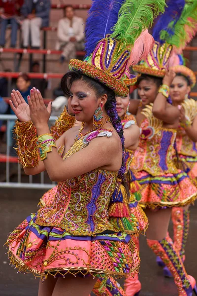 Oruro ボリビア 2017年2月25日 毎年恒例のカーニバルの間 ボリビアのアルチプラーノの鉱山街を練り歩く華やかな衣装を着たモレナダのダンサー — ストック写真