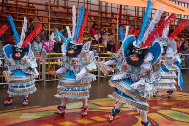 ORURO, BOLIVIA - 25 Şubat 2017: Süslü kostümlü maskeli Morenada dansçıları, Bolivya 'nın Altiplano kentindeki madencilik şehri Oruro' da yıllık karnaval sırasında geçit töreni yapıyorlar.