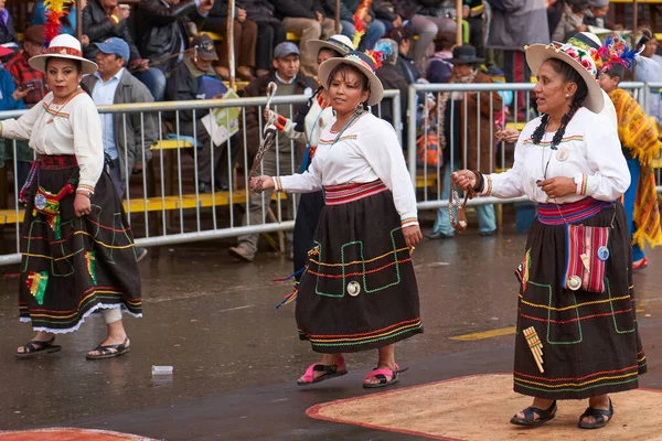 Oruro Bolivien Februar 2017 Gruppe Traditioneller Tänzer Farbenfrohen Kostümen Marschieren — Stockfoto