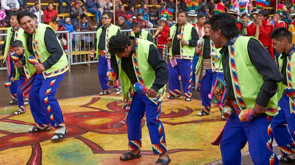 Oruro Bolivia Febrero 2017 Grupo Bailarines Tradicionales Trajes Coloridos Desfilan — Foto de Stock