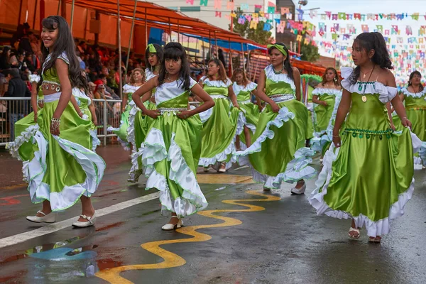 Oruro Bolivia Luty 2017 Tancerki Kolorowych Kostiumach Paradują Górniczym Mieście — Zdjęcie stockowe