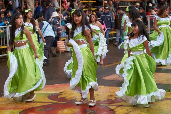 Oruro Bolivia Luty 2017 Tancerki Kolorowych Kostiumach Paradują Górniczym Mieście — Zdjęcie stockowe