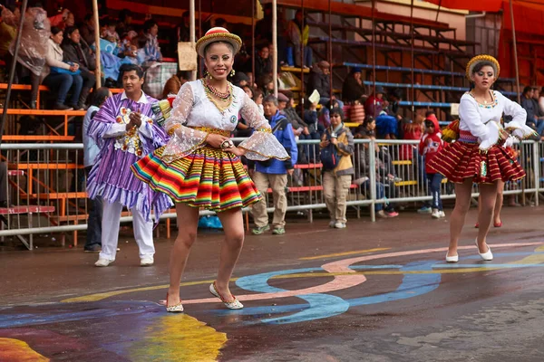 Oruro Bolívia Fevereiro 2017 Dançarinos Tradicionais Trajes Coloridos Desfilando Pela — Fotografia de Stock
