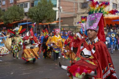 ORURO, BOLIVIA - 25 Şubat 2017: Bolivya Altiplanosu 'ndaki madencilik şehri Oruro' da düzenlenen yıllık karnaval sırasında Waca Waca dans grubu üyeleri.