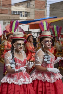 ORURO, BOLIVIA - 25 Şubat 2017: Süslü kostümlü Diablada dansçıları, Bolivya 'nın Altiplano şehrinde her yıl düzenlenen karnaval sırasında Oruro madencilik şehrinde geçit töreni yapıyorlar..