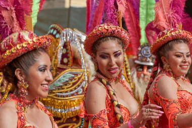 ORURO, BOLIVIA - 25 Şubat 2017: Süslü kostümlü Morenada dansçıları, Bolivya 'nın Altiplano şehrinde her yıl düzenlenen karnaval sırasında Oruro madencilik şehrinde geçit töreni yapıyorlar..