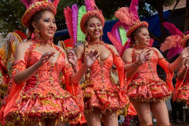 ORURO, BOLIVIA - 25 Şubat 2017: Süslü kostümlü Morenada dansçıları, Bolivya 'nın Altiplano şehrinde her yıl düzenlenen karnaval sırasında Oruro madencilik şehrinde geçit töreni yapıyorlar..