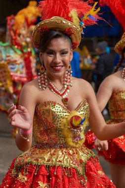 ORURO, BOLIVIA - 25 Şubat 2017: Süslü kostümlü Morenada dansçıları, Bolivya 'nın Altiplano şehrinde her yıl düzenlenen karnaval sırasında Oruro madencilik şehrinde geçit töreni yapıyorlar..