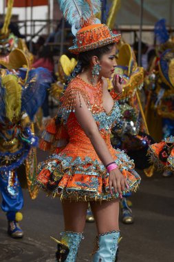 ORURO, BOLIVIA - 25 Şubat 2017: Süslü kostümlü Morenada dansçıları, Bolivya 'nın Altiplano şehrinde her yıl düzenlenen karnaval sırasında Oruro madencilik şehrinde geçit töreni yapıyorlar..