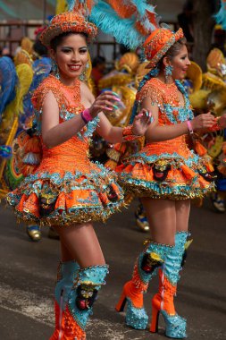 ORURO, BOLIVIA - 25 Şubat 2017: Süslü kostümlü Morenada dansçıları, Bolivya 'nın Altiplano şehrinde her yıl düzenlenen karnaval sırasında Oruro madencilik şehrinde geçit töreni yapıyorlar..
