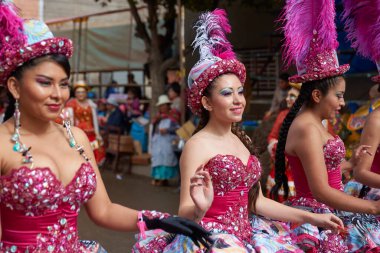 ORURO, BOLIVIA - 25 Şubat 2017: Süslü kostümlü Morenada dansçıları, Bolivya 'nın Altiplano şehrinde her yıl düzenlenen karnaval sırasında Oruro madencilik şehrinde geçit töreni yapıyorlar..