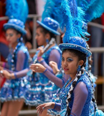 ORURO, BOLIVIA - 25 Şubat 2017: Süslü kostümlü Morenada dansçıları, Bolivya 'nın Altiplano şehrinde her yıl düzenlenen karnaval sırasında Oruro madencilik şehrinde geçit töreni yapıyorlar..
