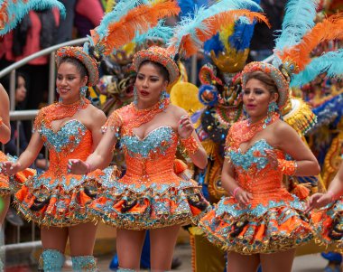 ORURO, BOLIVIA - 25 Şubat 2017: Süslü kostümlü Morenada dansçıları, Bolivya 'nın Altiplano şehrinde her yıl düzenlenen karnaval sırasında Oruro madencilik şehrinde geçit töreni yapıyorlar..