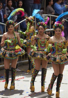 ORURO, BOLIVIA - 25 Şubat 2017: Süslü kostümlü Morenada dansçıları, Bolivya 'nın Altiplano şehrinde her yıl düzenlenen karnaval sırasında Oruro madencilik şehrinde geçit töreni yapıyorlar..
