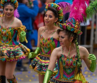 ORURO, BOLIVIA - 25 Şubat 2017: Süslü kostümlü Morenada dansçıları, Bolivya 'nın Altiplano şehrinde her yıl düzenlenen karnaval sırasında Oruro madencilik şehrinde geçit töreni yapıyorlar..