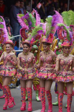 ORURO, BOLIVIA - 25 Şubat 2017: Süslü kostümlü Morenada dansçıları, Bolivya 'nın Altiplano şehrinde her yıl düzenlenen karnaval sırasında Oruro madencilik şehrinde geçit töreni yapıyorlar..