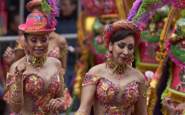 ORURO, BOLIVIA - 25 Şubat 2017: Süslü kostümlü Morenada dansçıları, Bolivya 'nın Altiplano şehrinde her yıl düzenlenen karnaval sırasında Oruro madencilik şehrinde geçit töreni yapıyorlar..