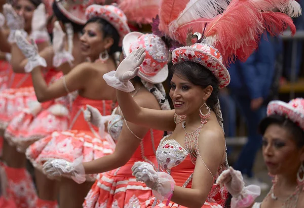 奥鲁罗 波莉维亚 2017年2月25日 在玻利维亚阿尔蒂普拉诺 Altiplano 矿业城市举行的年度嘉年华会上 莫雷纳达舞女身着华丽服装游行穿过奥鲁罗 — 图库照片