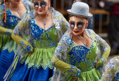 ORURO, BOLIVIA - 25 Şubat 2017: Süslü kostümlü Diablada dansçıları, Bolivya 'nın Altiplano şehrinde her yıl düzenlenen karnaval sırasında Oruro madencilik şehrinde geçit töreni yapıyorlar..