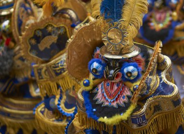 ORURO, BOLIVIA - 25 Şubat 2017: Süslü kostümlü maskeli Morenada dansçıları, Bolivya 'nın Altiplano kentindeki madencilik şehri Oruro' da yıllık karnaval sırasında geçit töreni yapıyorlar.
