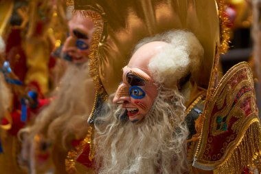 ORURO, BOLIVIA - 25 Şubat 2017: Bolivya 'nın Altiplano şehrinde, süslü kostümlü Morenada dansçısı her yıl düzenlenen karnaval sırasında Oruro madencilik şehrinde geçit töreni yapıyor..