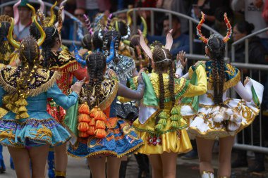 ORURO, BOLIVIA - 25 Şubat 2017: Süslü kostümlü Diablada dansçıları, Bolivya 'nın Altiplano şehrinde her yıl düzenlenen karnaval sırasında Oruro madencilik şehrinde geçit töreni yapıyorlar..