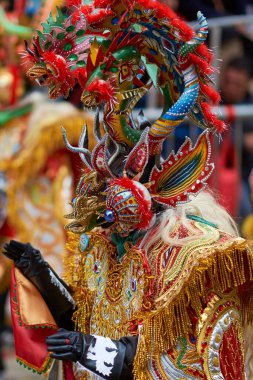 ORURO, BOLIVIA - 25 Şubat 2017: Süslü kostümlü Diablada dansçıları, Bolivya 'nın Altiplano şehrinde her yıl düzenlenen karnaval sırasında Oruro madencilik şehrinde geçit töreni yapıyorlar..